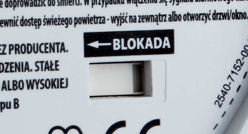 BLOKADA OTWARCIA BATERII ZNAJDUJE SIĘ Z TYŁU URZĄDZENIA
